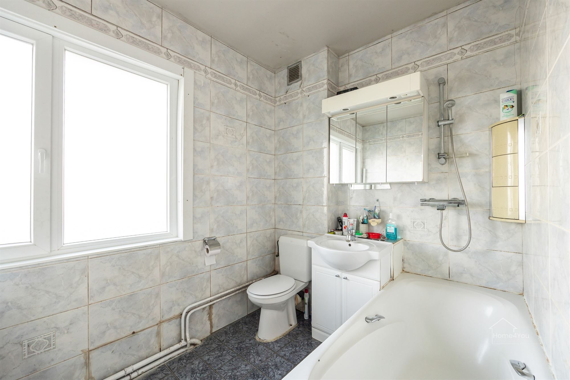 Op te frissen woning met zéér ruime extra zolder foto 14