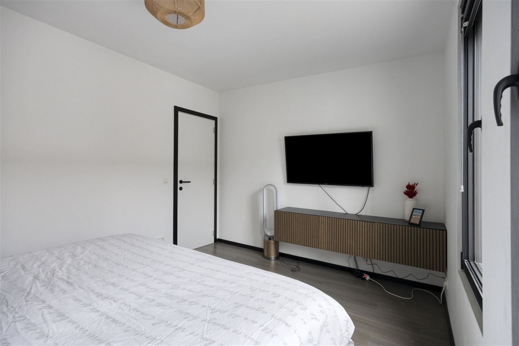 Totaal gerenoveerde woning met tuin foto 17