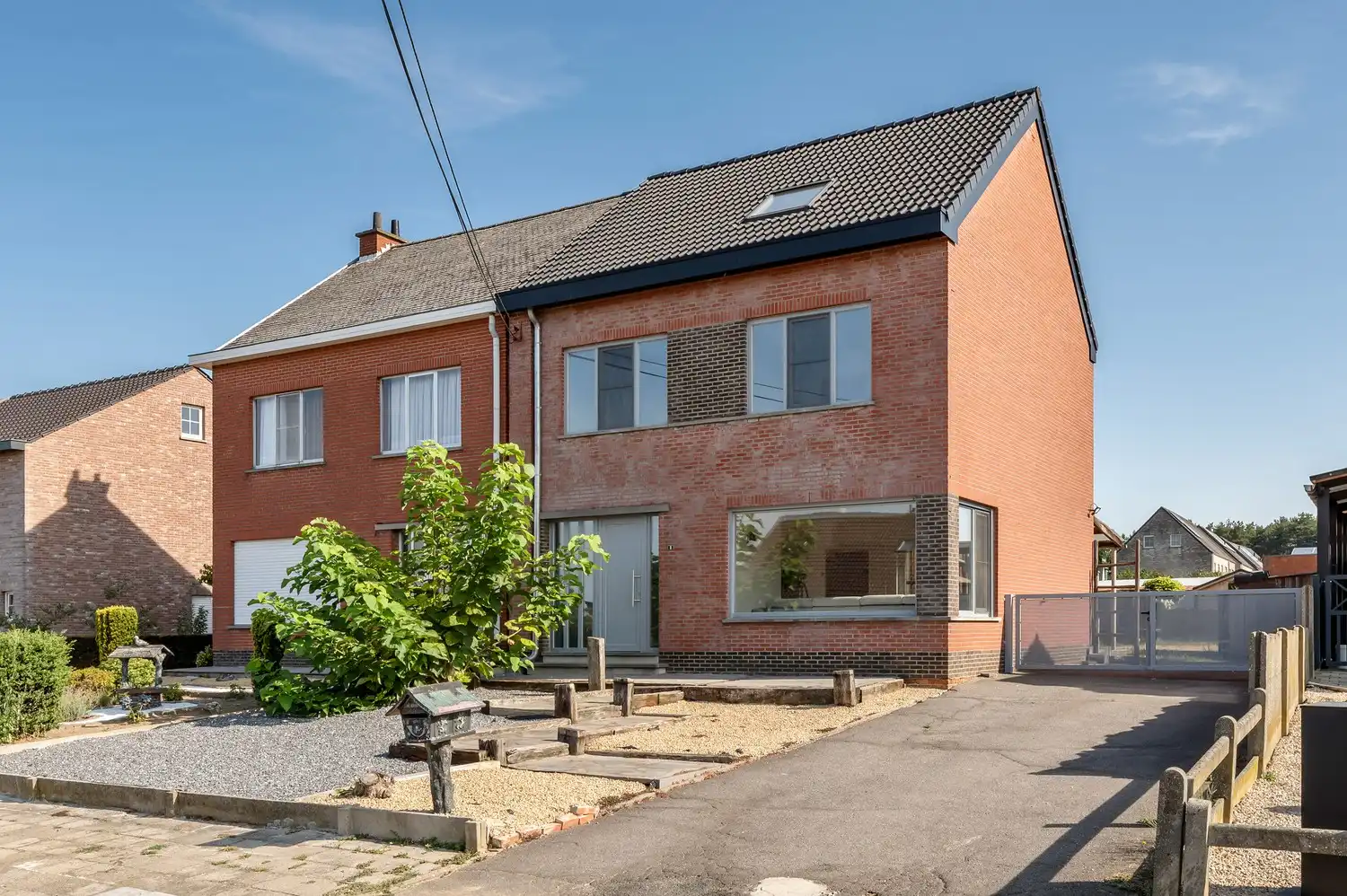 Hoofdfoto van de publicatie: DEELS GERENOVEERDE WONING IN EEN RUSTIGE STRAAT