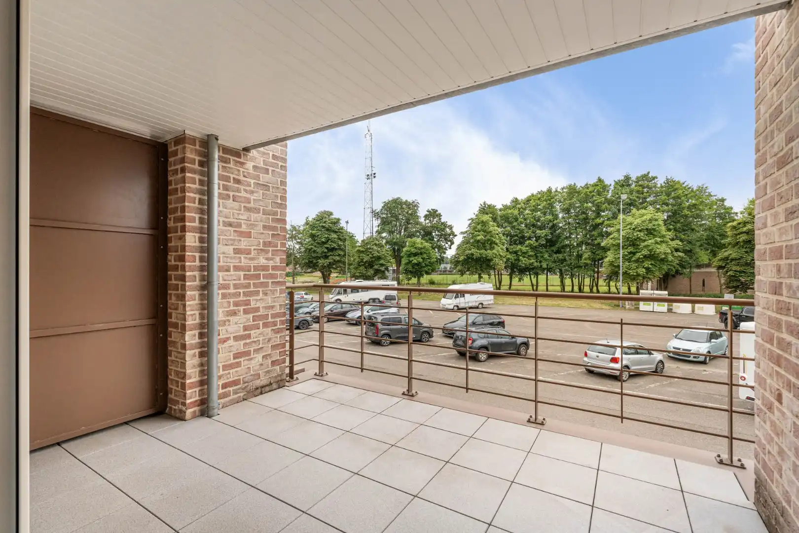 Stijlvol appartement voorzien van 2 slaapkamers, 2 terrassen en een autostandplaats op een rustige locatie in het centrum van Neeroeteren!  foto 30