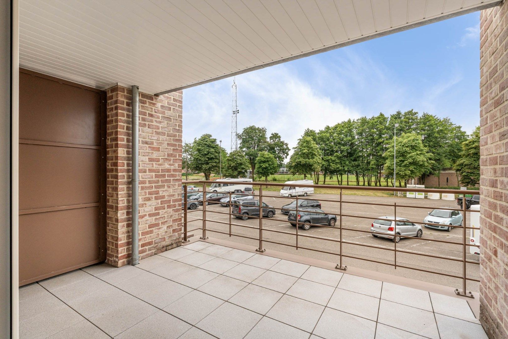 Stijlvol appartement voorzien van 2 slaapkamers, 2 terrassen en een autostandplaats op een rustige locatie in het centrum van Neeroeteren!  foto 30