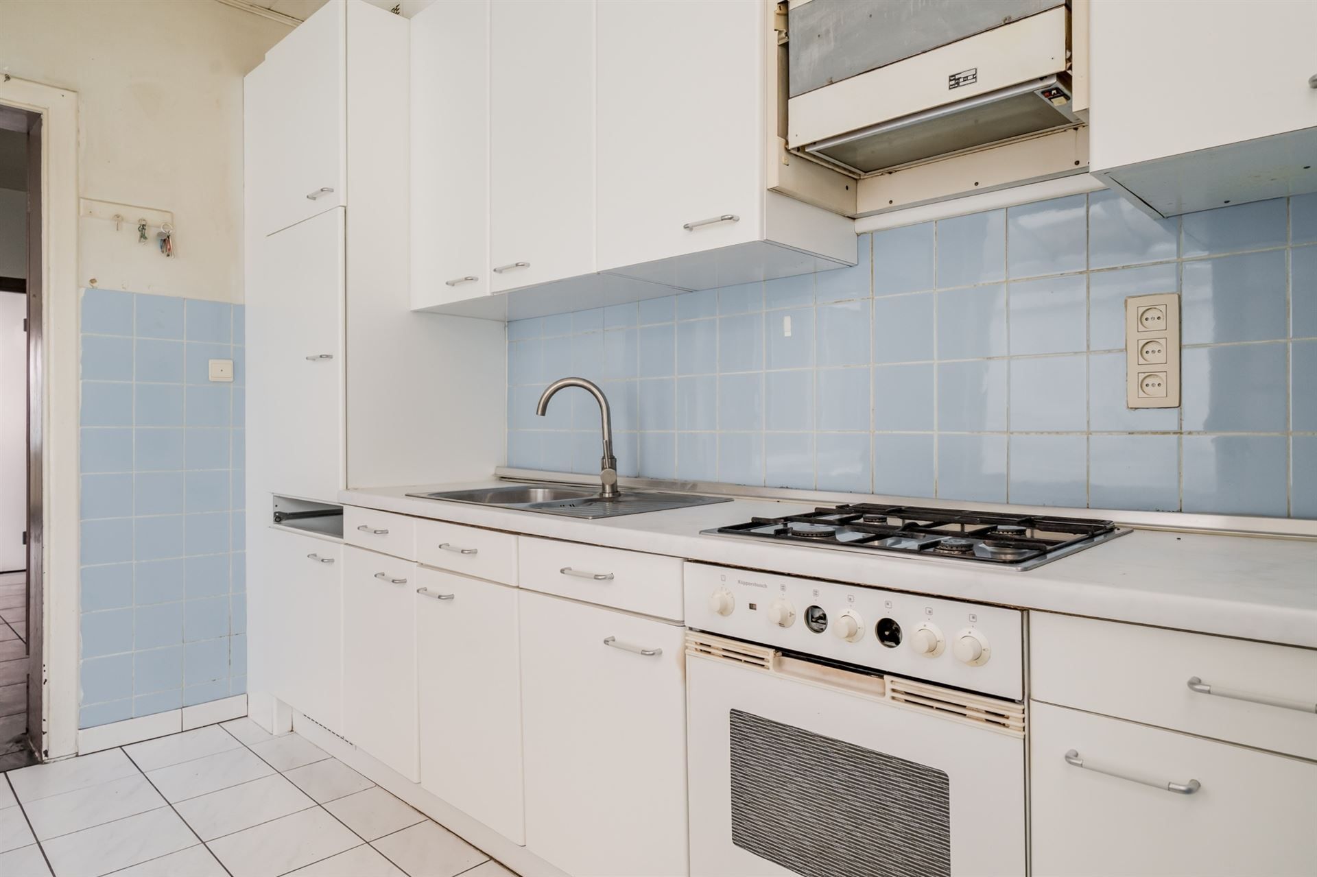 Te renoveren woning met achteruitgang in de tuin. foto 10