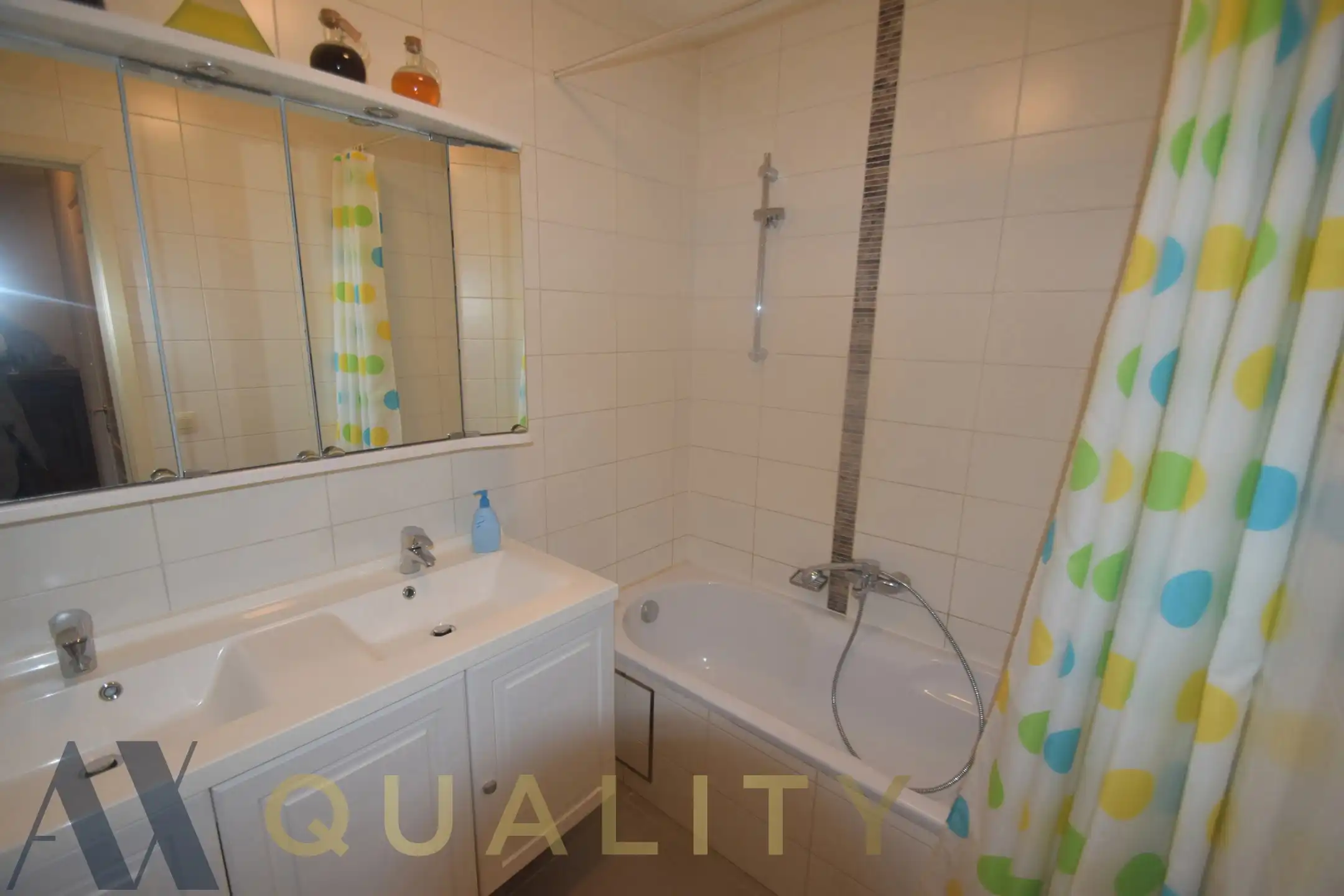 Centr. en rustig gel. energiezuin. 2 slpk.-appt. met terr., staanpl. en berging. Vrij vnf 01/05 foto 4