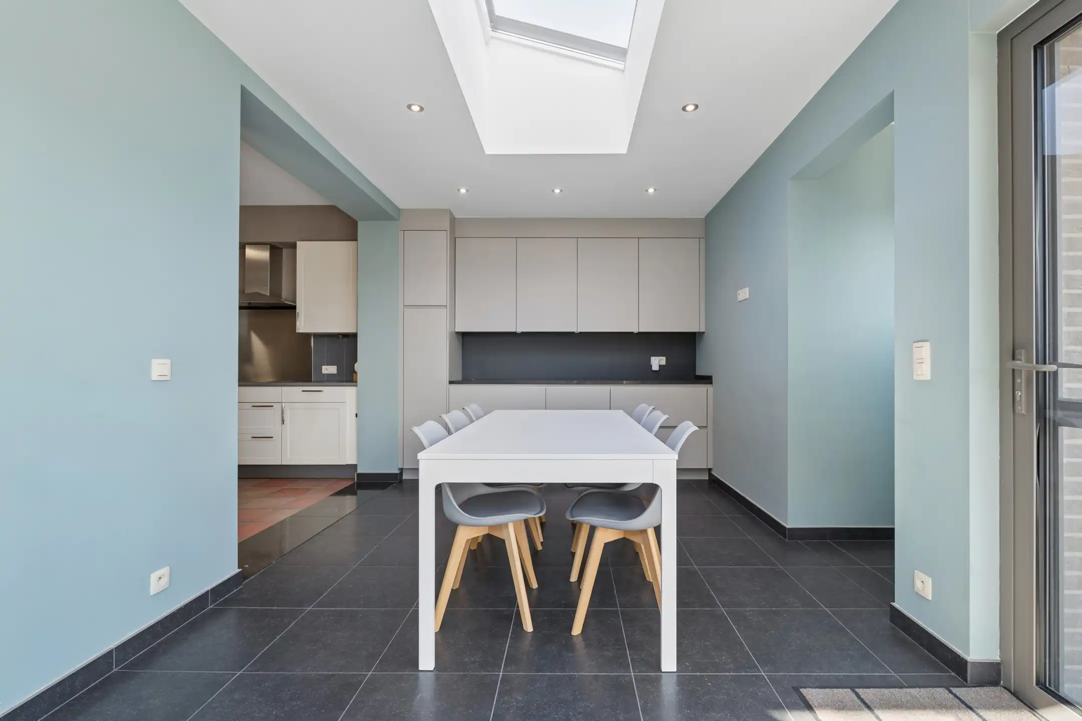 Ruime, deels gerenoveerde 3-gevelwoning met 3 slks en tuin foto 11