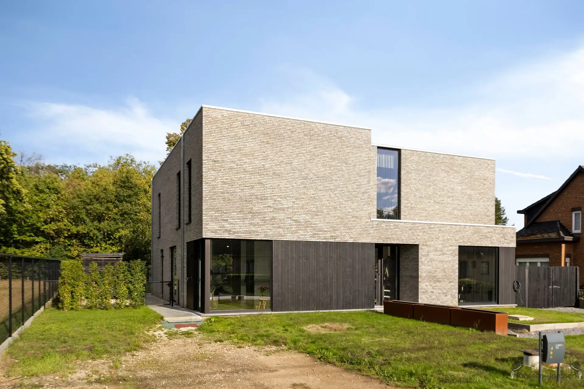 Moderne halfopen bebouwing uit 2024 met hoogwaardige afwerking foto 3