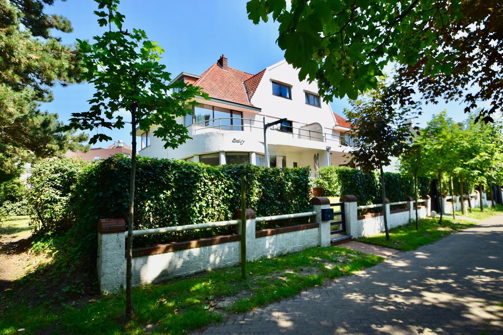 Karaktervolle villa ideaal rustig gelegen in een paadje vlakbij het Dominicanenkerkje in hartje het Zoute. foto 1