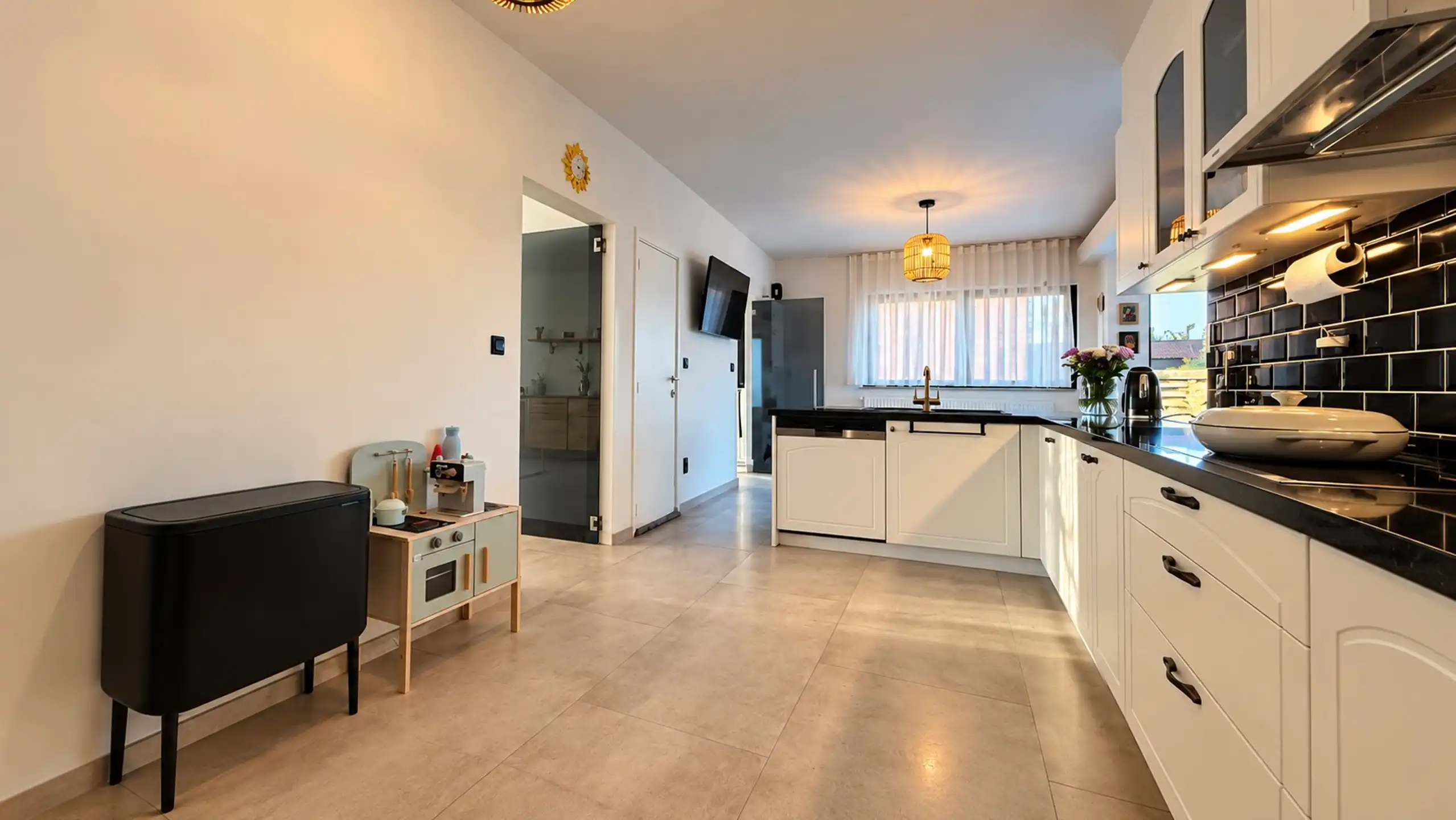 Halfopen bebouwing met 3 slaapkamers, garage en ruime tuin! foto 16