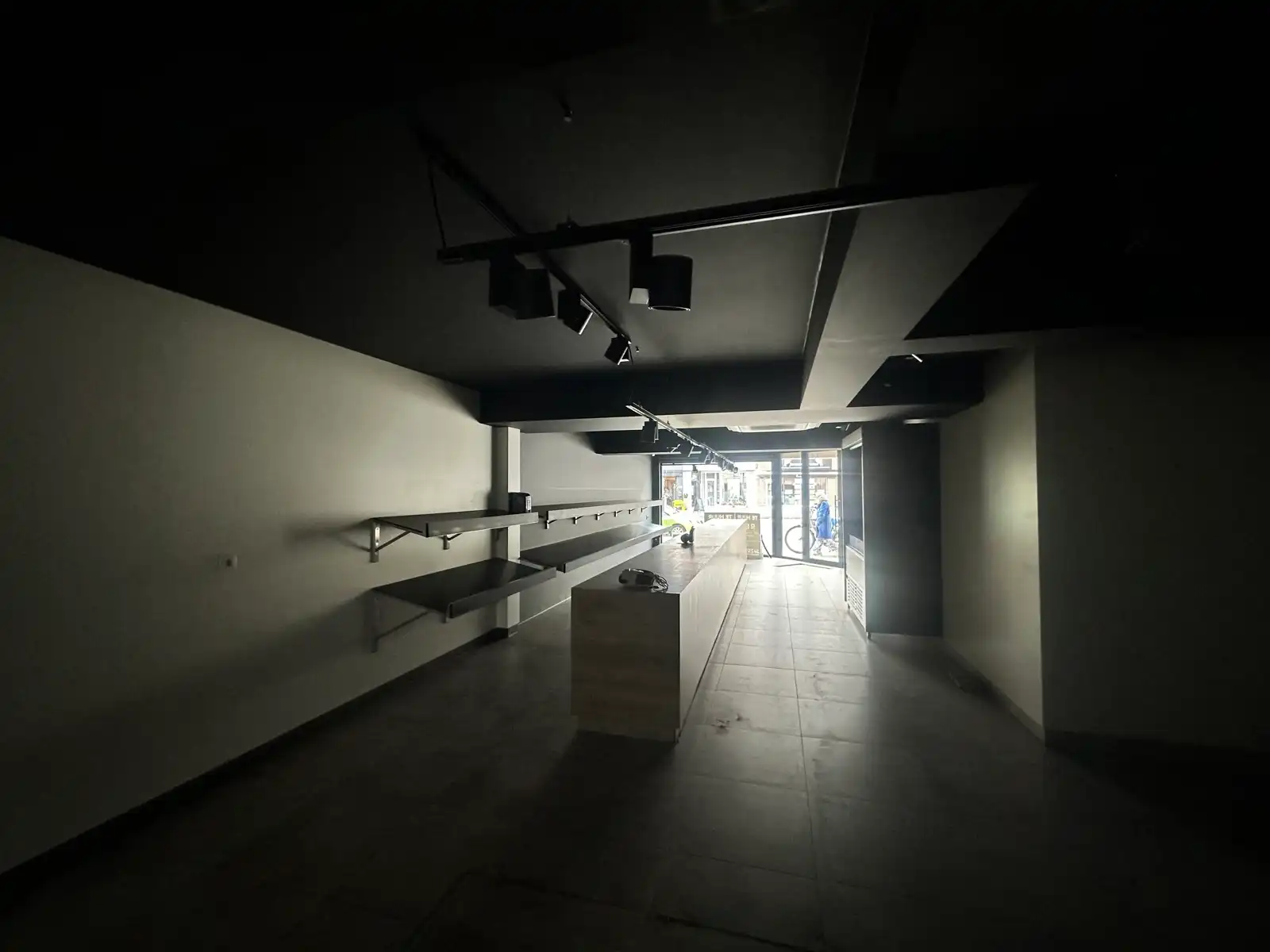 Ruime handelszaak 160 m² te huur – uitstekende ligging foto 3