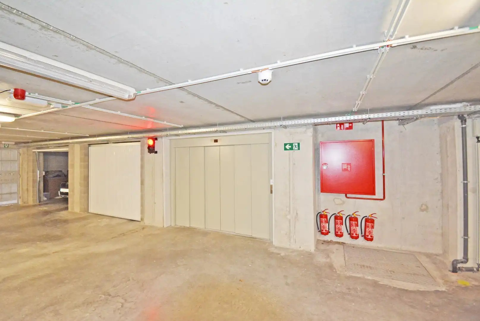 Centraal gelegen ruime garagebox te huur vlakbij de Lippenslaan foto 7