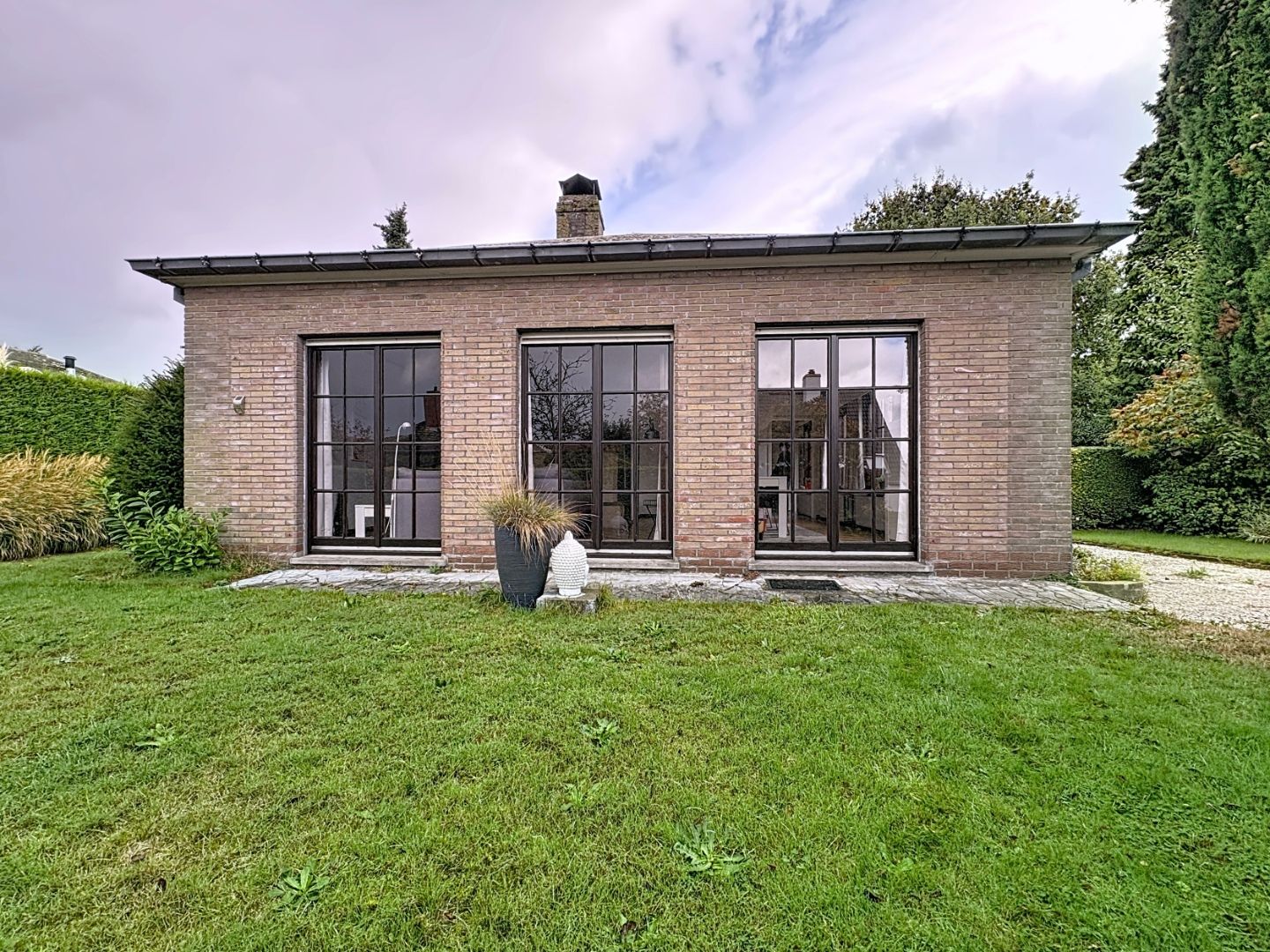Mooie gelijkvloerse te renoveren villa in rustige, doodlopende straat in Gistel. foto 2