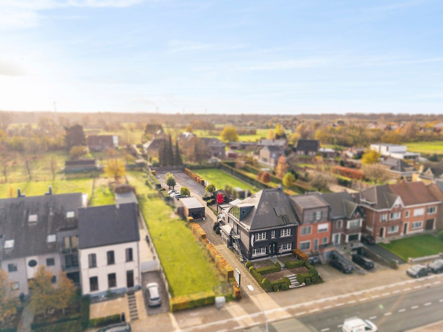 Gebouw waar het gezellige restaurant "De Vondel" is ondergebracht met woonst en voldoende parking op eigen terrein foto {{pictureIndex}}