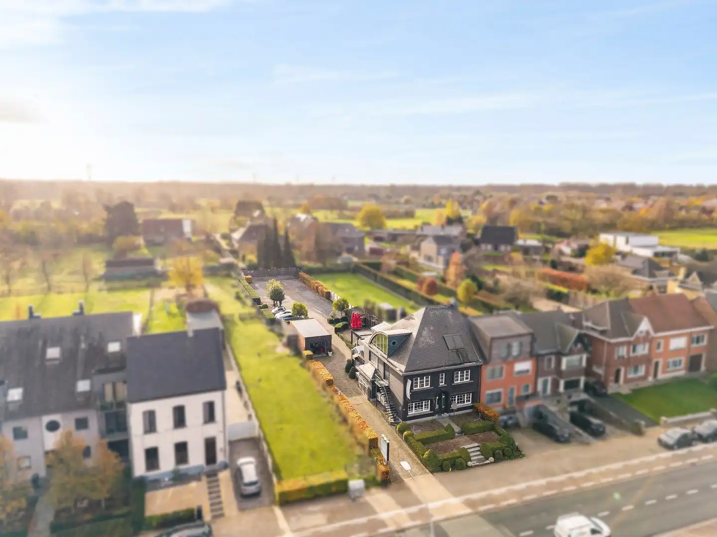 Gebouw waar het gezellige restaurant "De Vondel" is ondergebracht met woonst en voldoende parking op eigen terrein foto {{pictureIndex}}