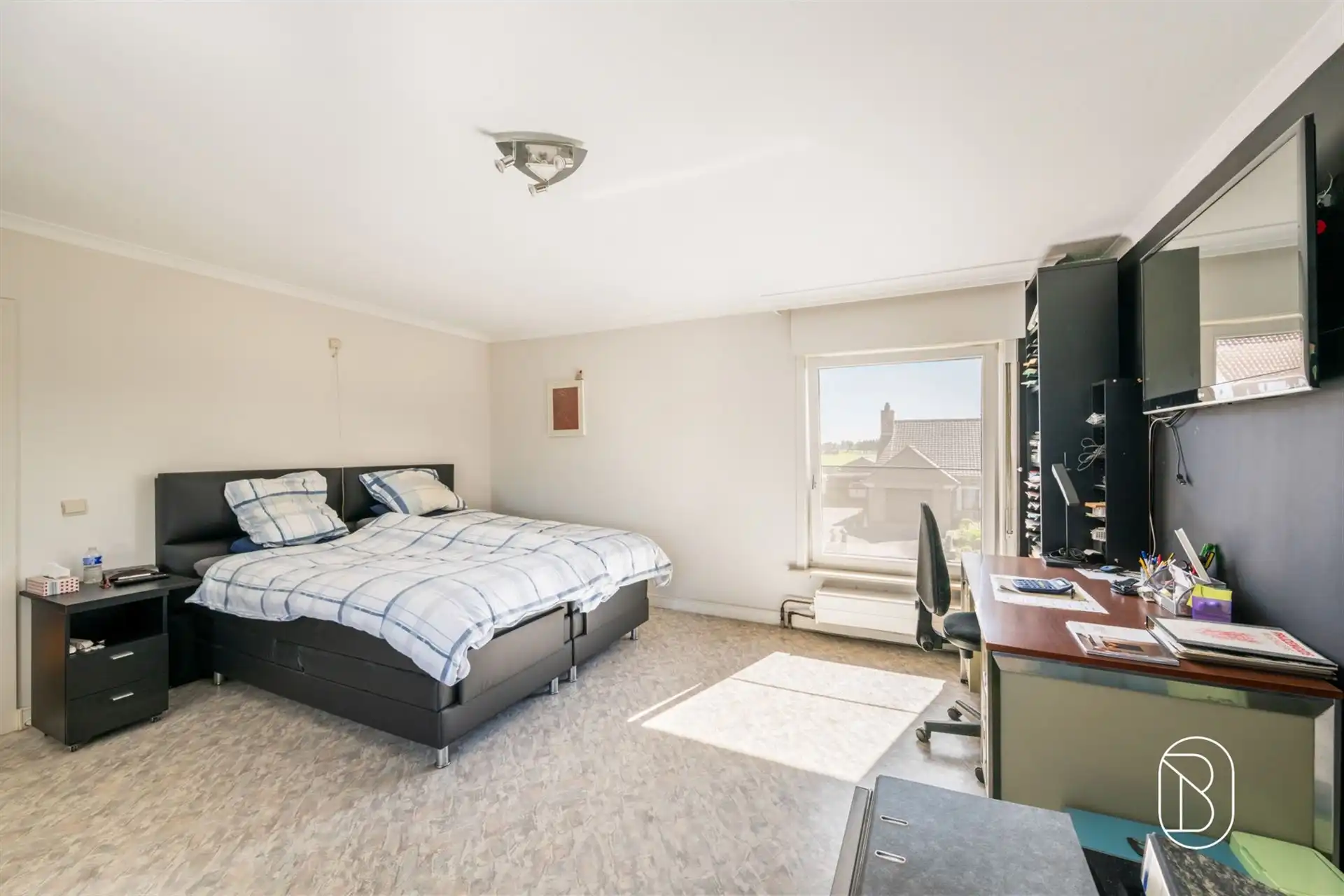 Ruime instapklare gezinswoning met garage en oprit foto 15