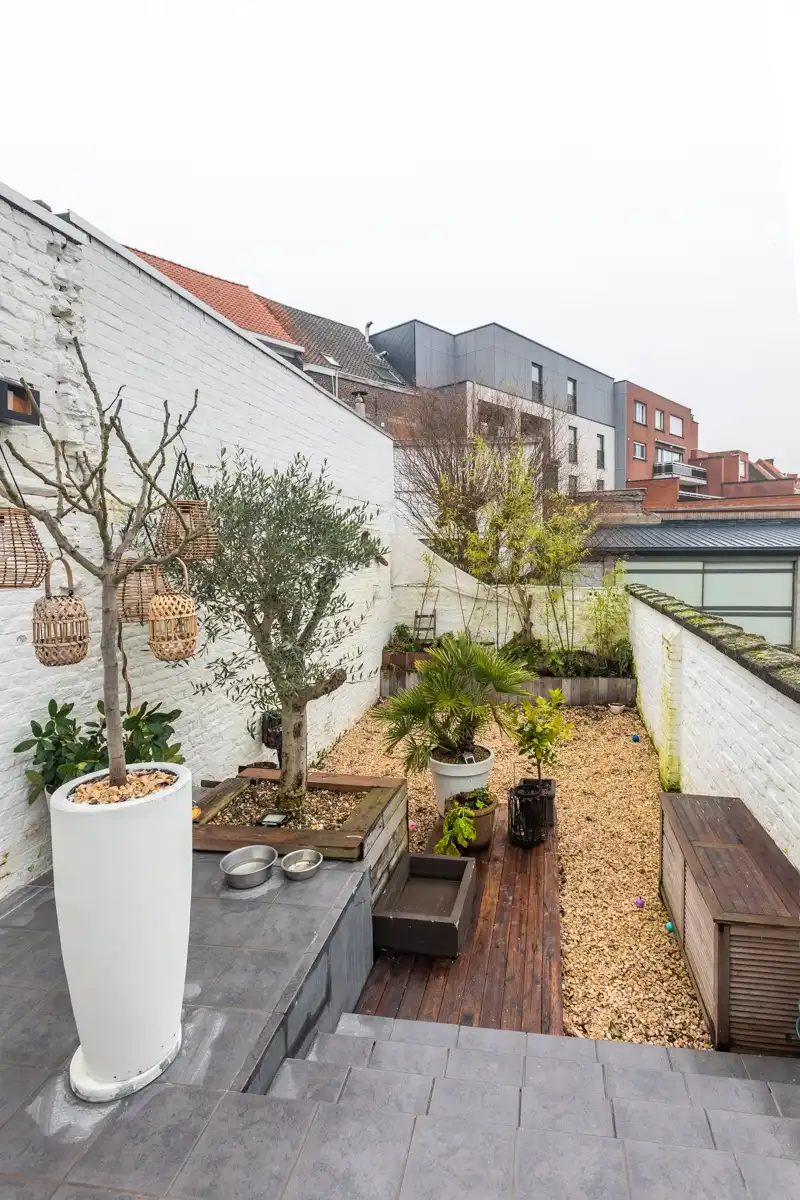 Instapklare, karaktervolle halfopen woning met 3 slaapkamers en  gezellig tuinterras (energielabel C, zonnepanelen, airco...) foto 2