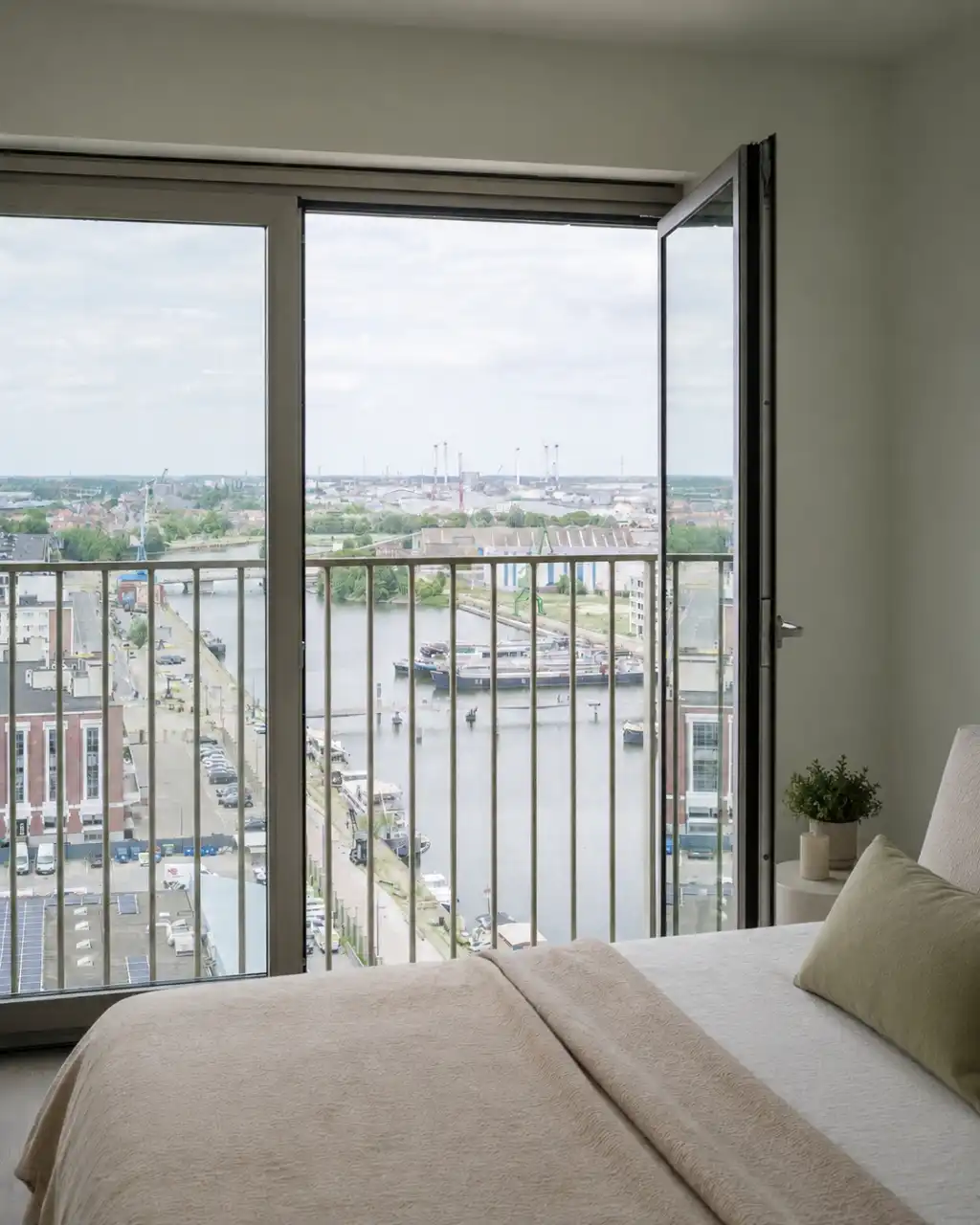 Penthouse met twee volwaardige slaapkamers en een uitzonderlijk terras met panoramisch zicht over Gent en zijn torens. foto 13