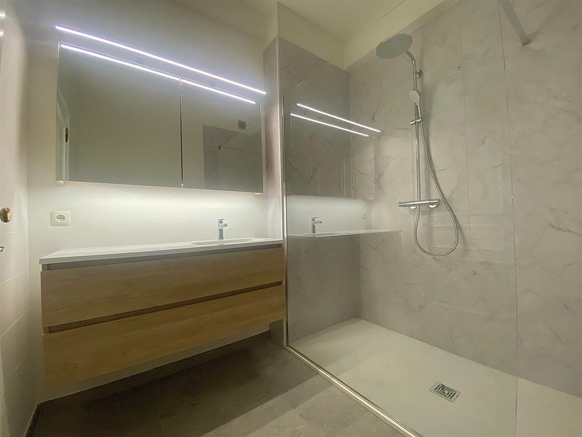 Zeer ruim appartement met drie slaapkamers en garage  foto 12