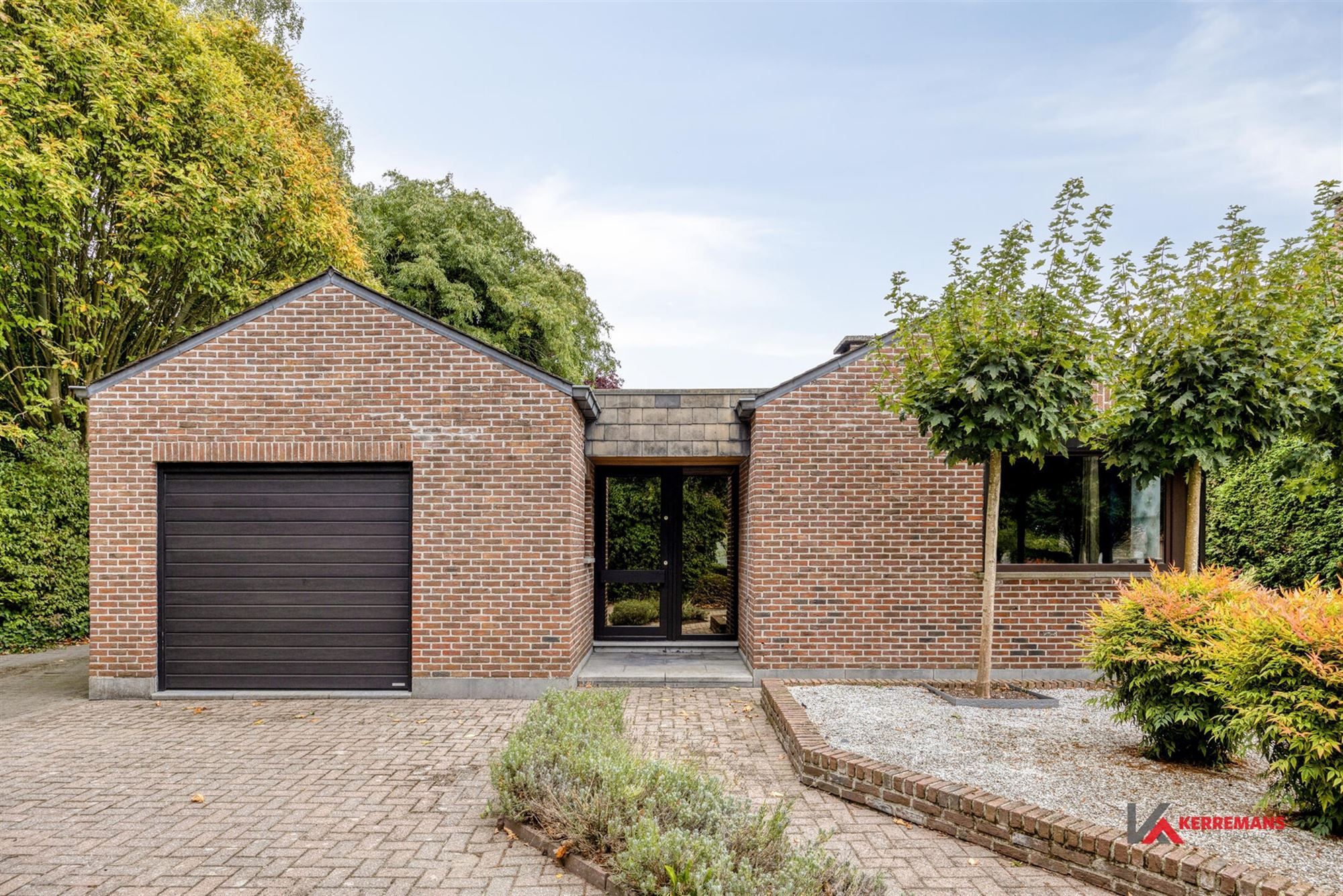 Laagbouwwoning met 3 slaapkamers, garage en tuin.  foto 3