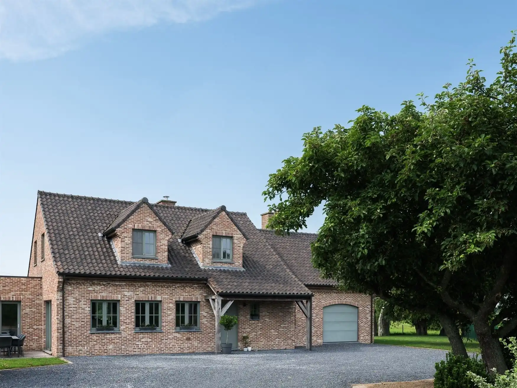 Exclusieve farmhouse te midden van de velden in Drongen foto 15