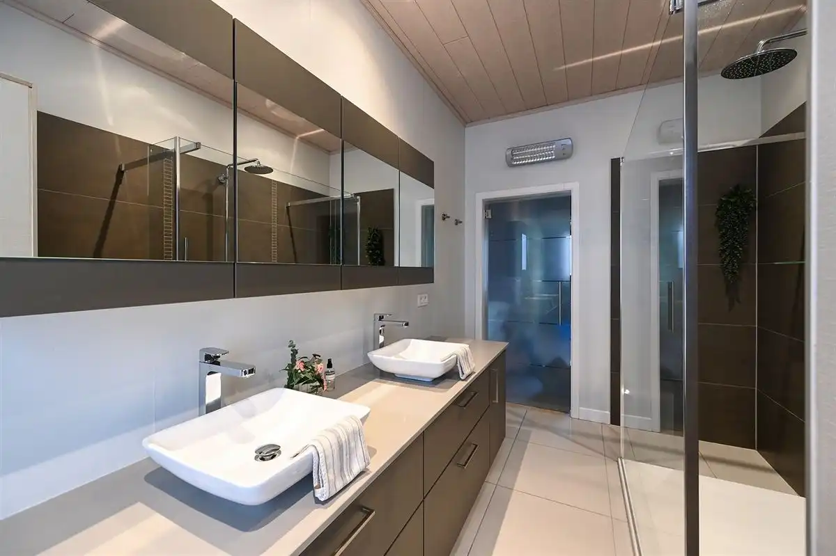Mooie en gerenoveerde woning in populaire straat te Borgerhout foto 23