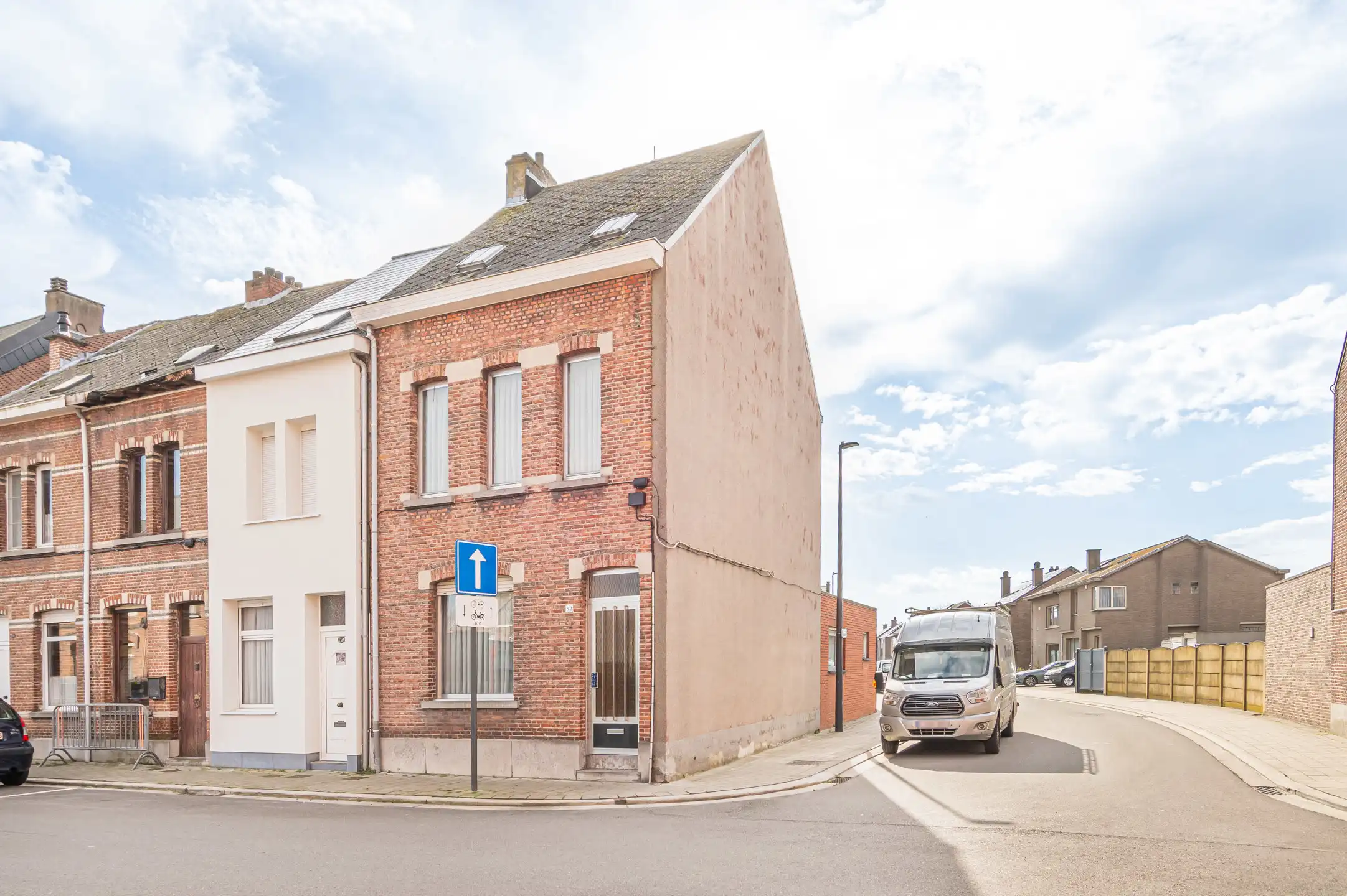 Hoofdfoto van de publicatie: Te renoveren gezinswoning met garage in hartje Willebroek