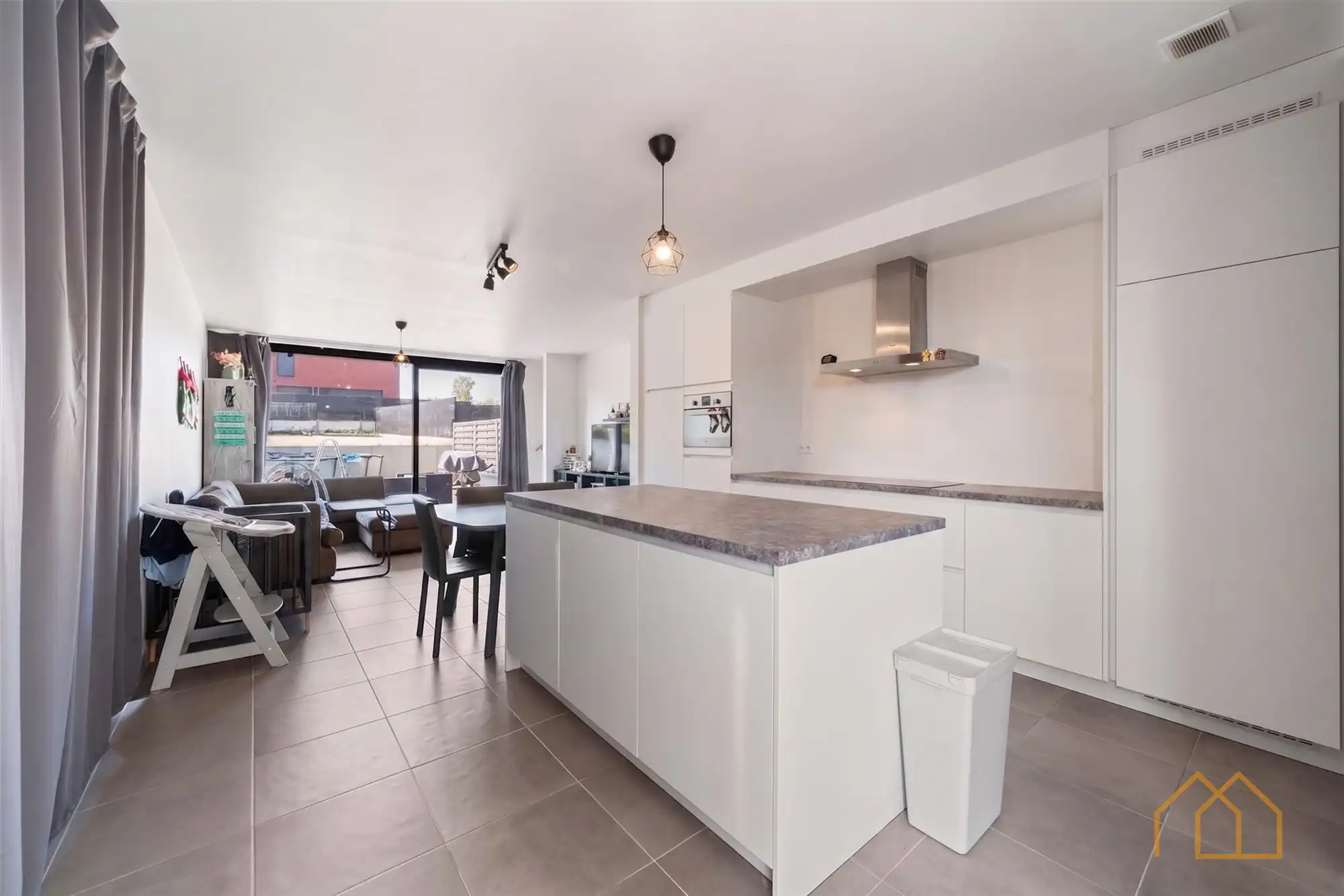 Hedendaagse woning met tuin foto 5