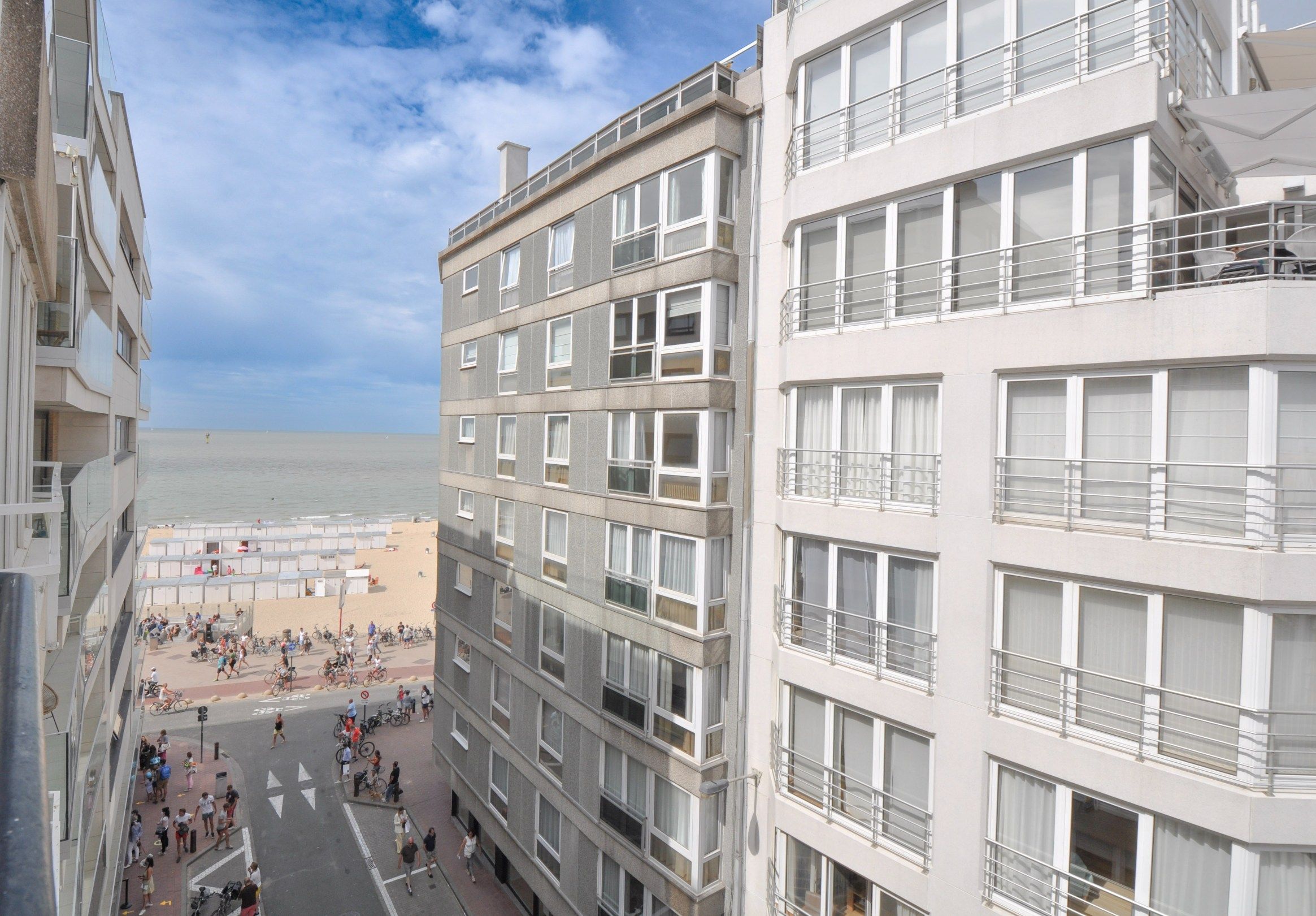 Hoogwaardig volledig gerenoveerd appartement met zijdelings zeezicht en zicht op de Kustlaan. foto 2