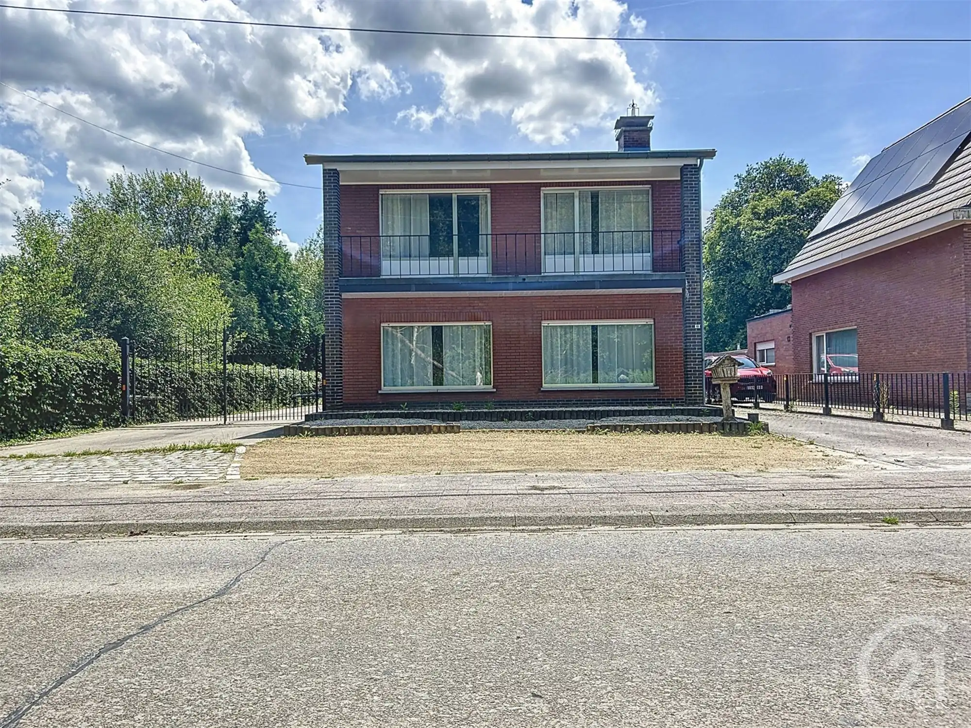 Huis met magazijn en kantoorruimte te koop! foto {{pictureIndex}}