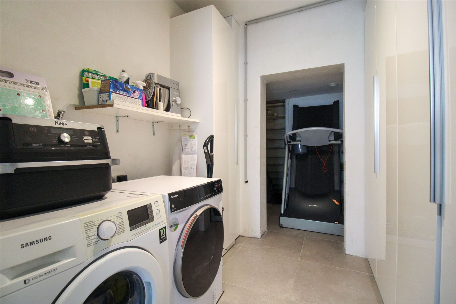 Instapklare, volledig gerenoveerde gezinswoning met 3 slaapkamers, ruime leefkeuken, zonnige omheinde tuin op 5a71ca, zonnepanelen, airco en EPC B, ideaal gelegen nabij scholen, winkels en het centrum van Maasmechelen! foto 9