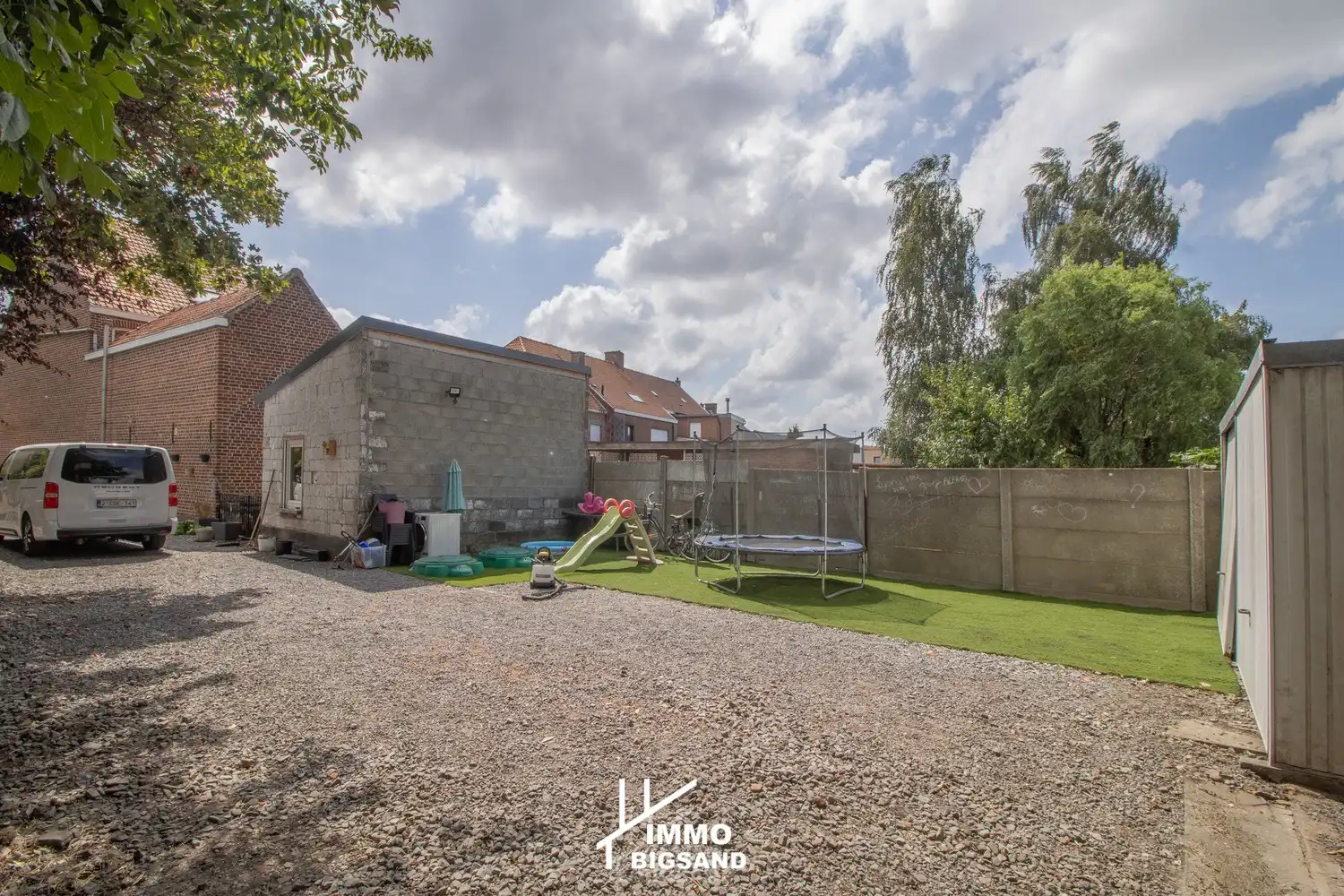 Halfopen woning met 4 slaapkamers, zijwaartse diepe oprit met garage en ruime tuin op 385 m² te Gullegem foto 4