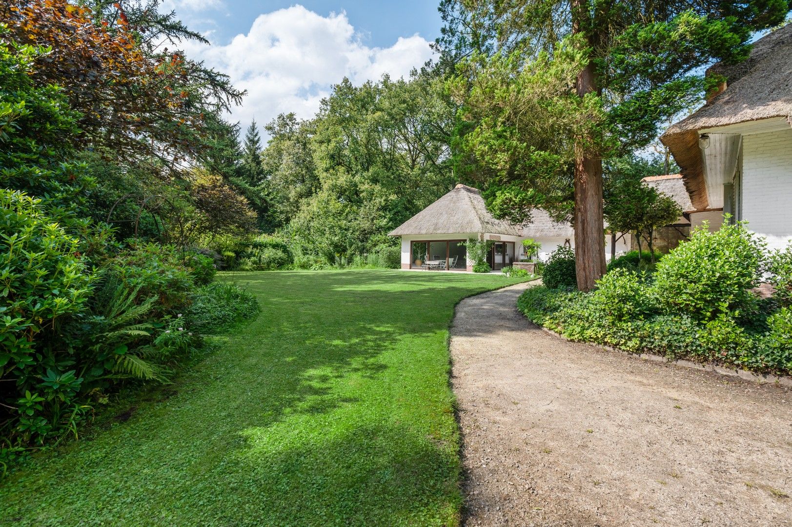 Romantische villa met grote tuin en veel privacy in Schoten foto 3
