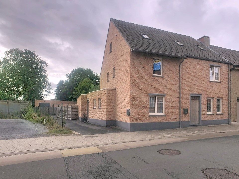 Ruime woning met 3 slaapkamers en dubbele garage foto {{pictureIndex}}