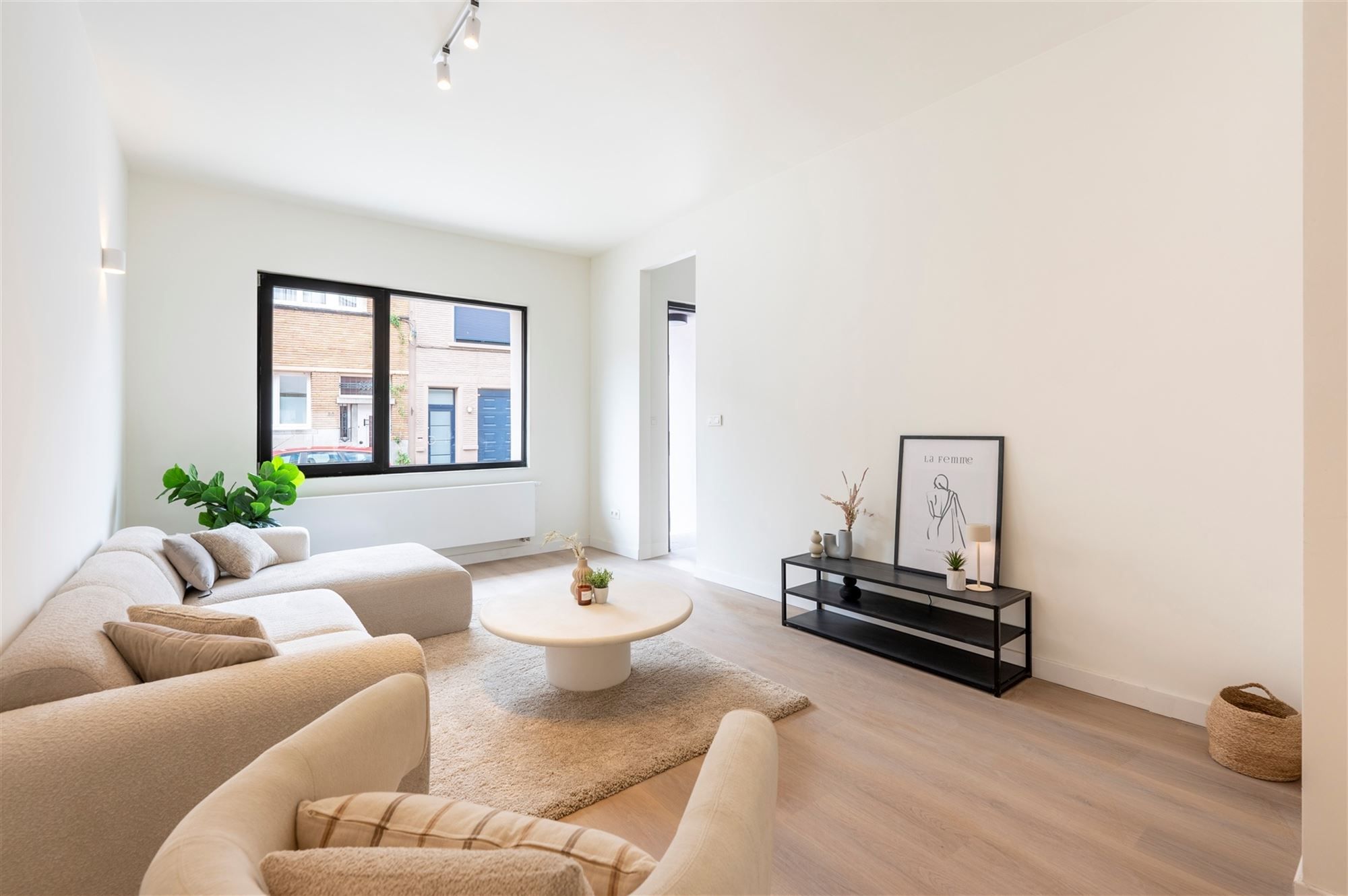 Gerenoveerde woning met tuin foto {{pictureIndex}}
