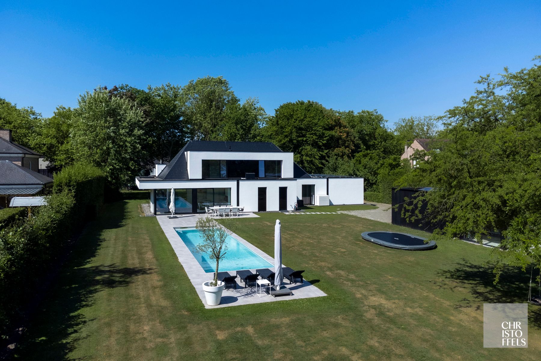 High-end gerenoveerde eigentijdse villa op een perceel van 4.379m² te Hasselt! foto {{pictureIndex}}