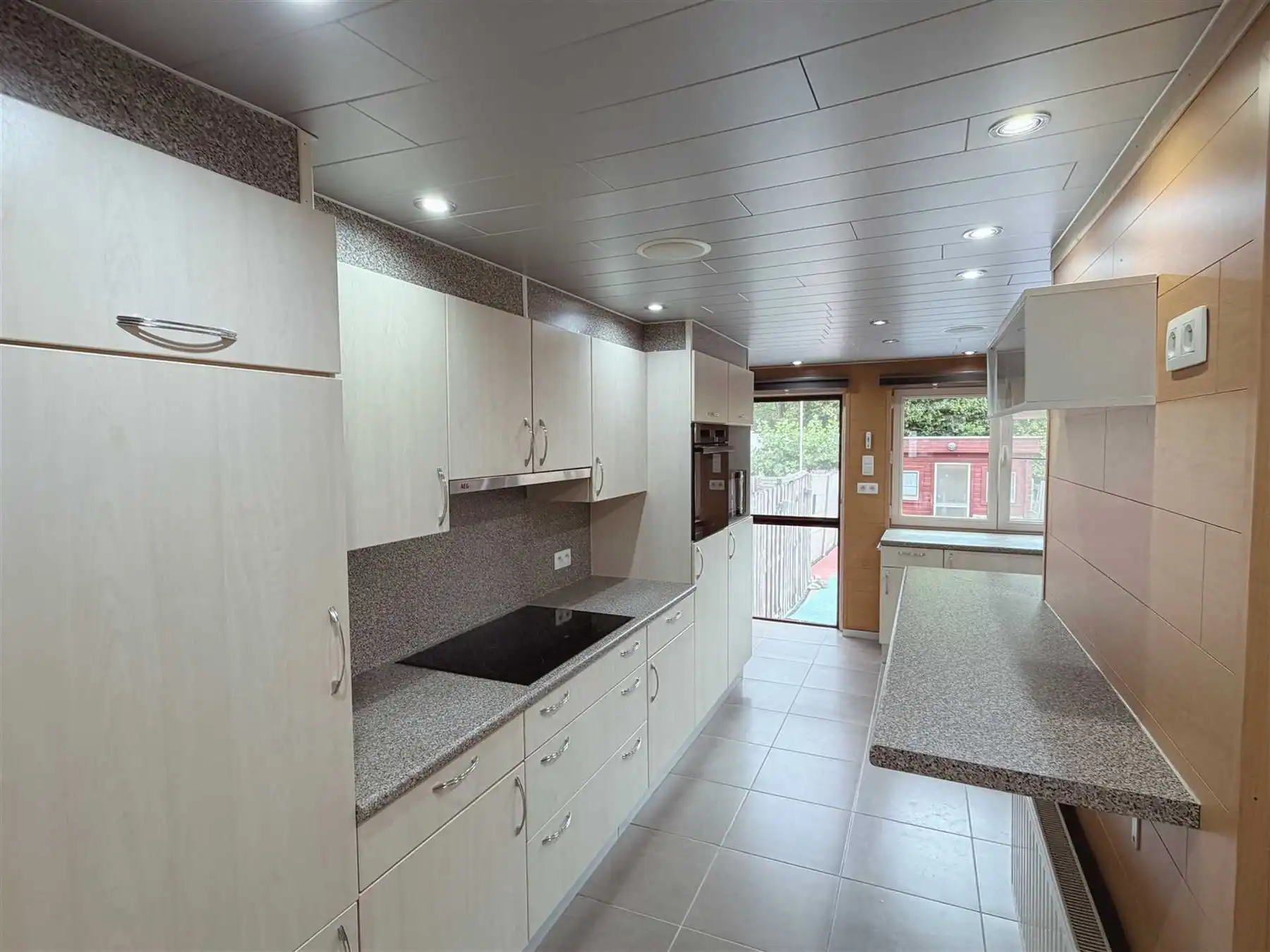 Ruime rijwoning met 3 slk's, tuin en polyvalent bijgebouw. foto 8