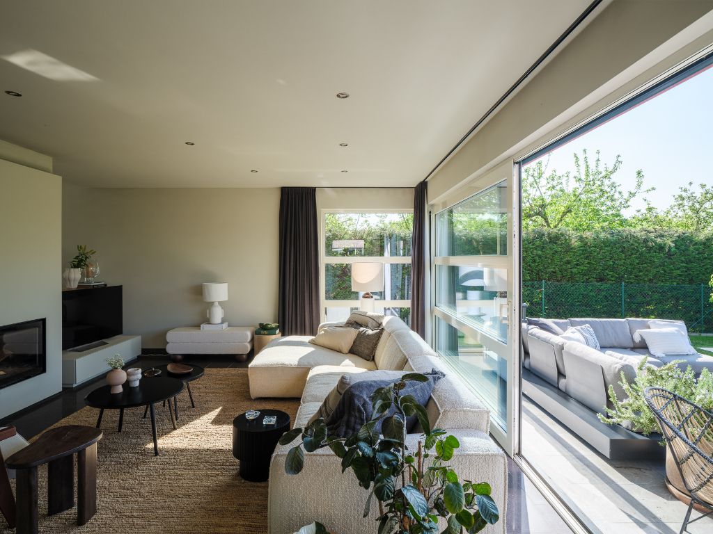 Villa met 4 slaapkamers, zonnige tuin met terras en dubbele inpandige garage in Kruisem. foto 3