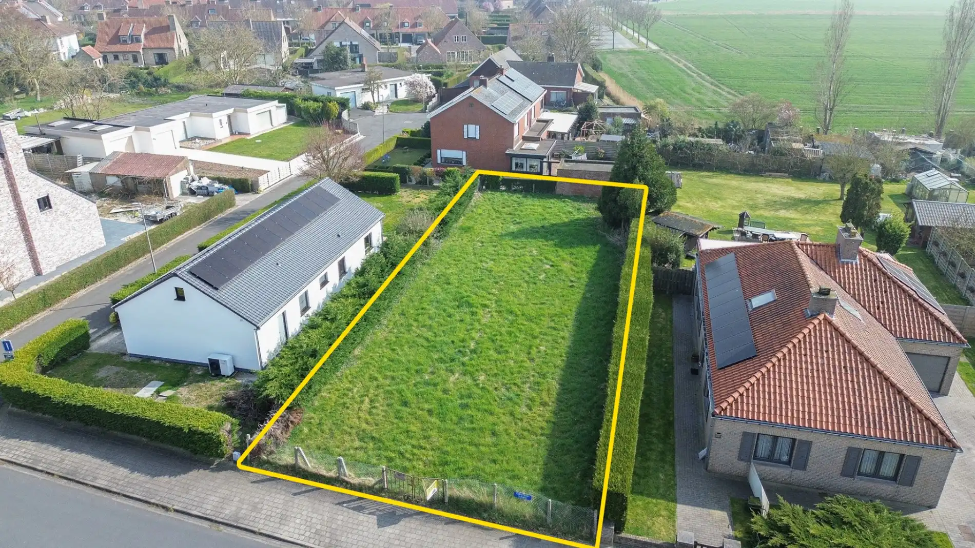 Rustig gelegen bouwgrond in Lissewege – privacy, zon en bereikbaarheid in één foto {{pictureIndex}}