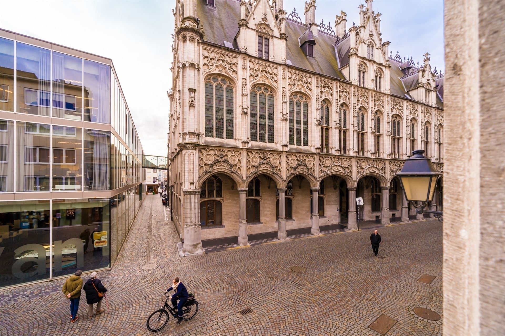 Duplex appartement met handelsgelijkvloers en zicht op stadhuis! foto 4