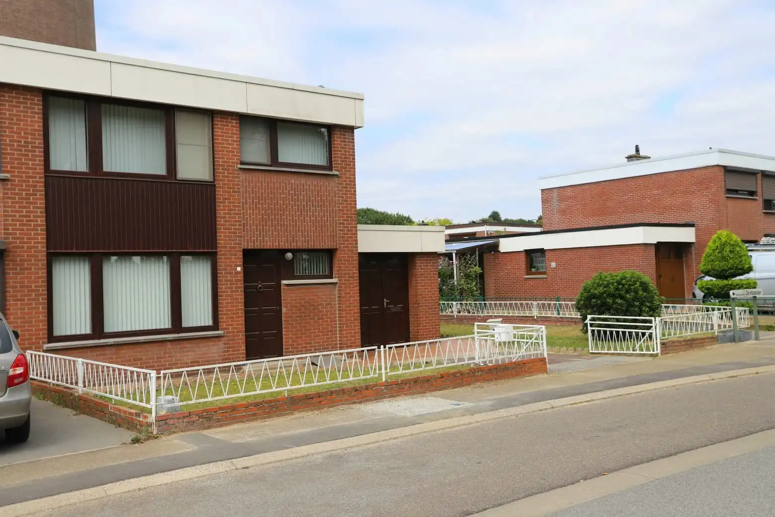 Halfopen gezinswoning met 3 slaapkamers en tuin in Genk foto 3