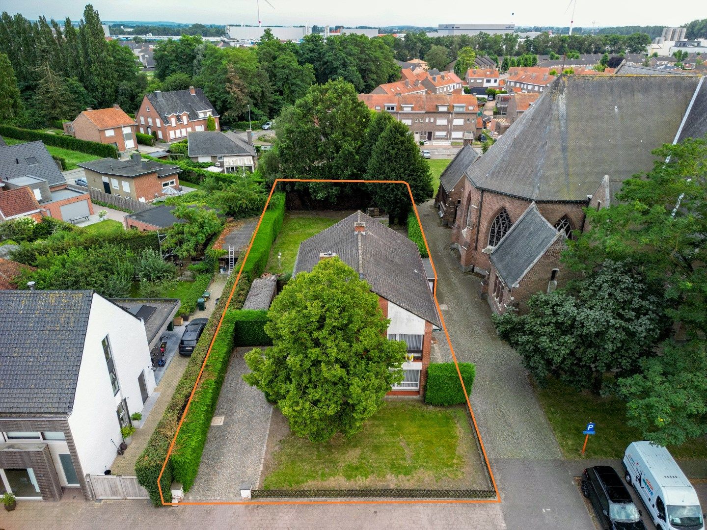 Op te knappen voormalige pastoriewoning (thans verhuurd) op 10 are grond. foto 3