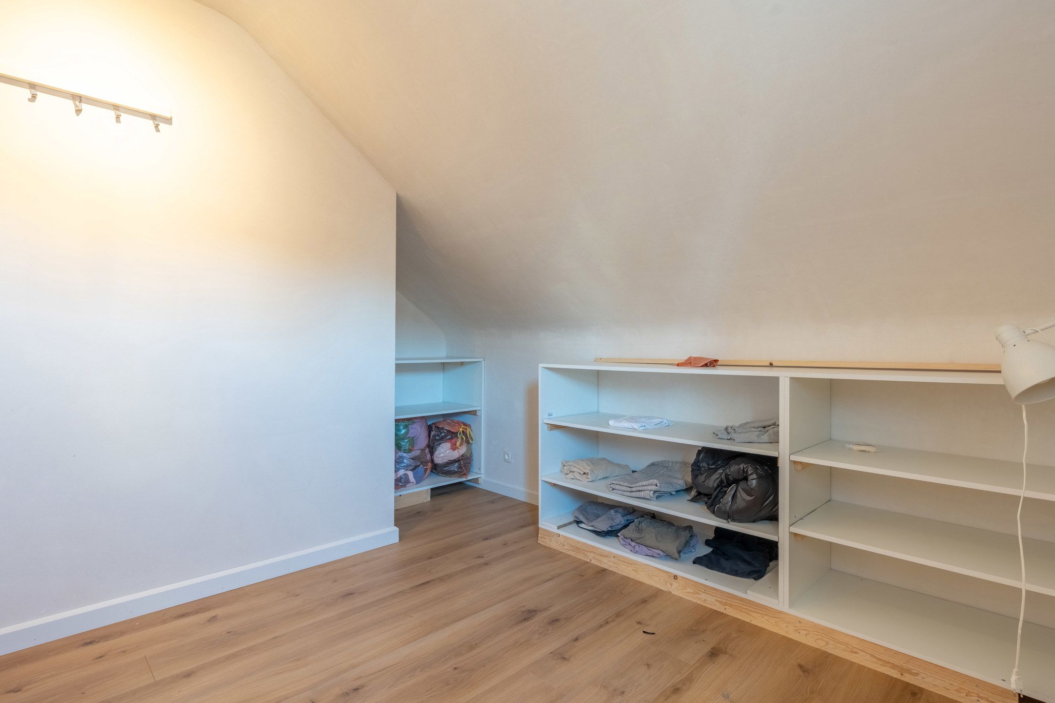 Recent gerenoveerde woning met 4 slpks en zij-ingang! foto 23