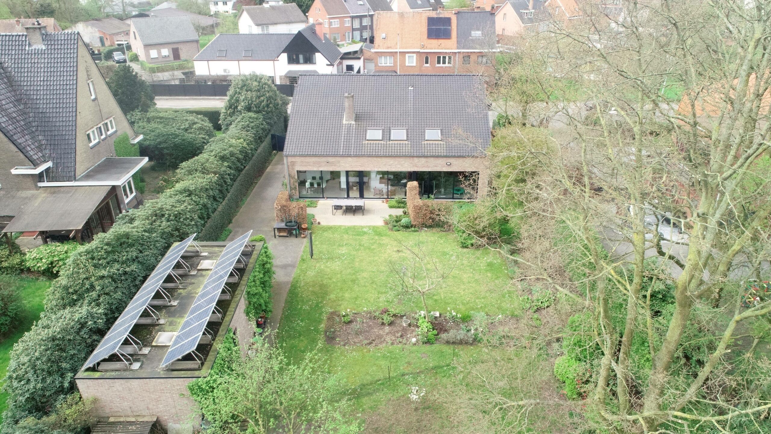 Villa met praktijkruimte, 5 slaapkamers en een grote tuin in Sint-Niklaas foto 2