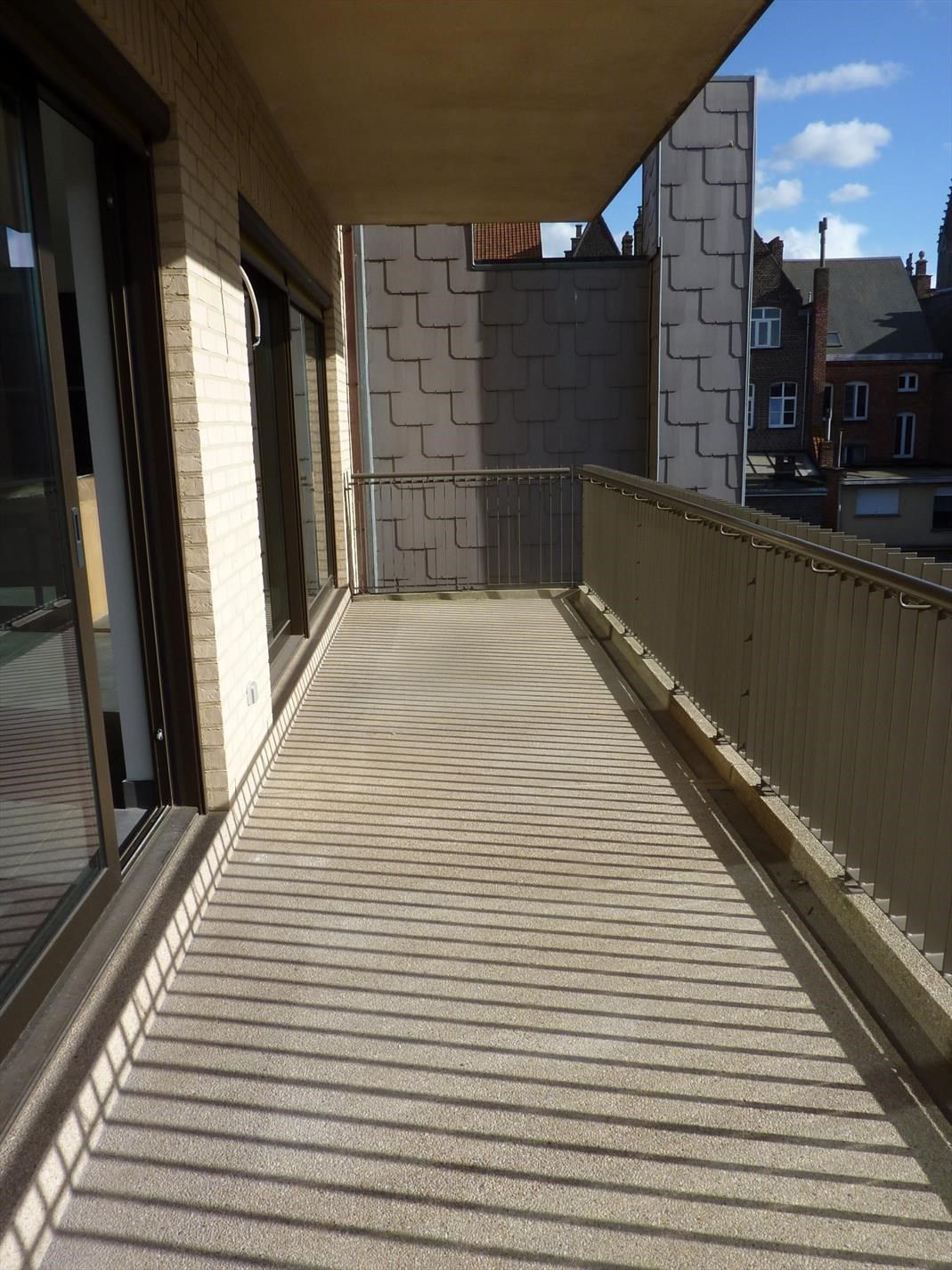 RUIM APPARTEMENT MET 3 SLAAPKAMERS EN RUIM TERRAS IN CENTRUM IEPER foto 6