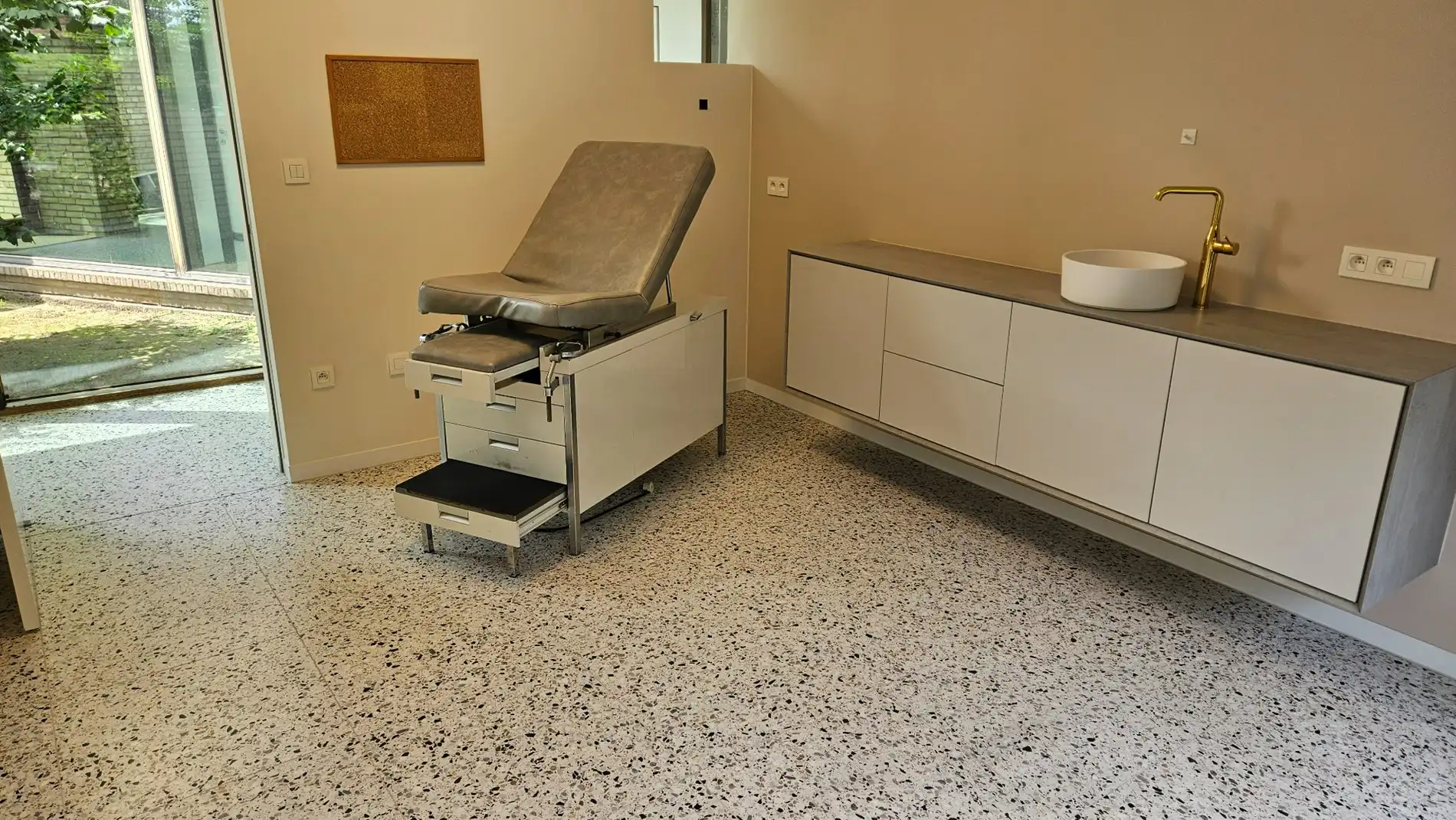 Praktijkruimte of Kantoor in een prachtig gebouw nabij Berlare centrum  foto 11