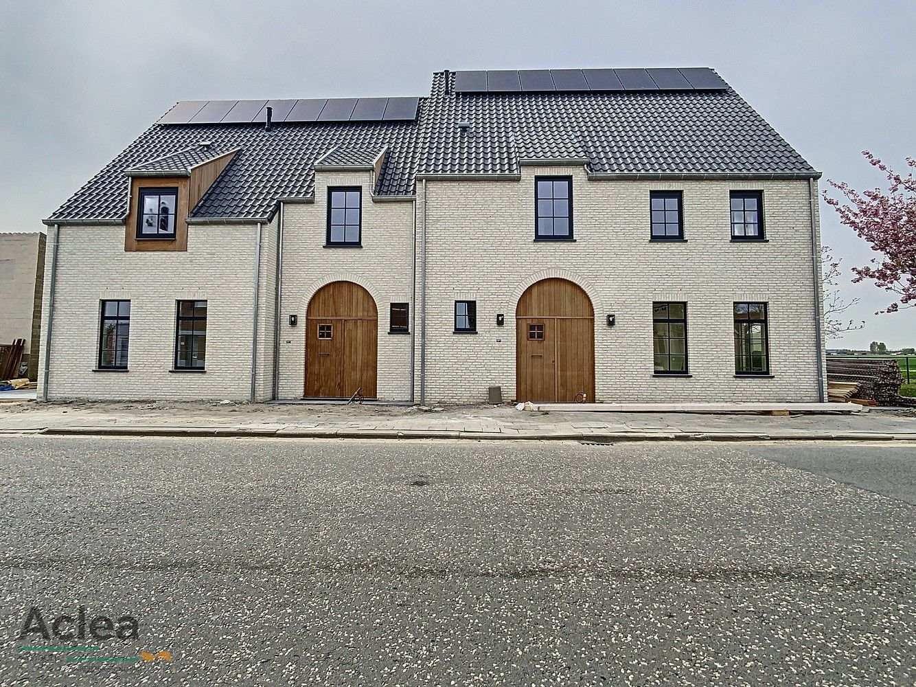 Prachtige recente koppelwoning met 5 slpks foto {{pictureIndex}}