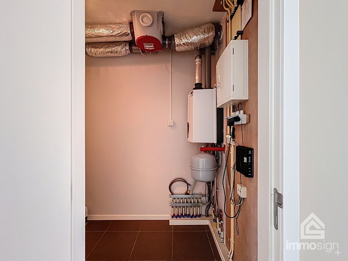 Ruim gelijkvloers appartement (118 m²) in hartje Bree met ruim terras (53 m²), grote kelderberging en extra brede staanplaats foto 15