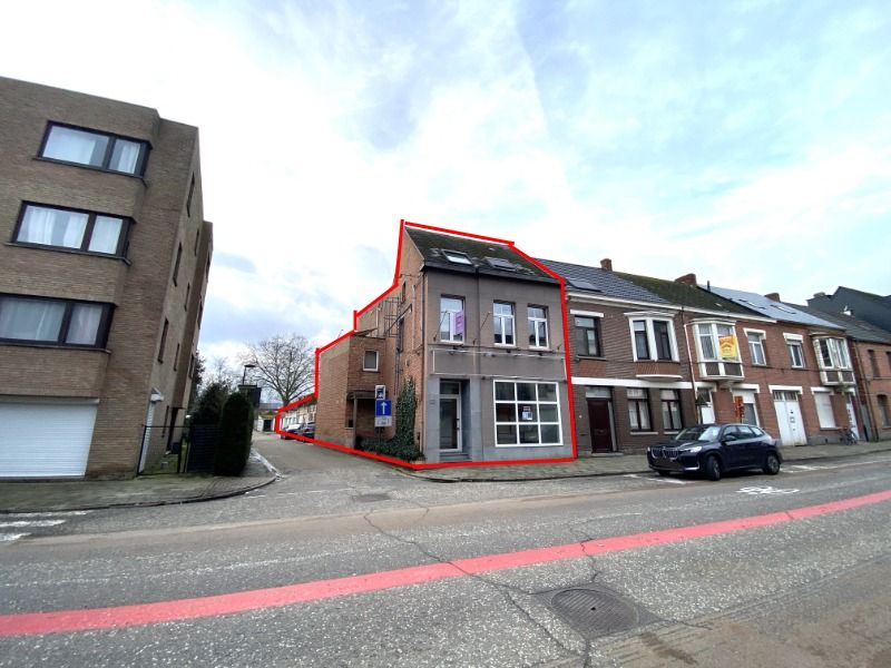 Instapklare ruime woning met winkel/kantoorruimte of magazijn centrum en garage centrum Geel. foto 1