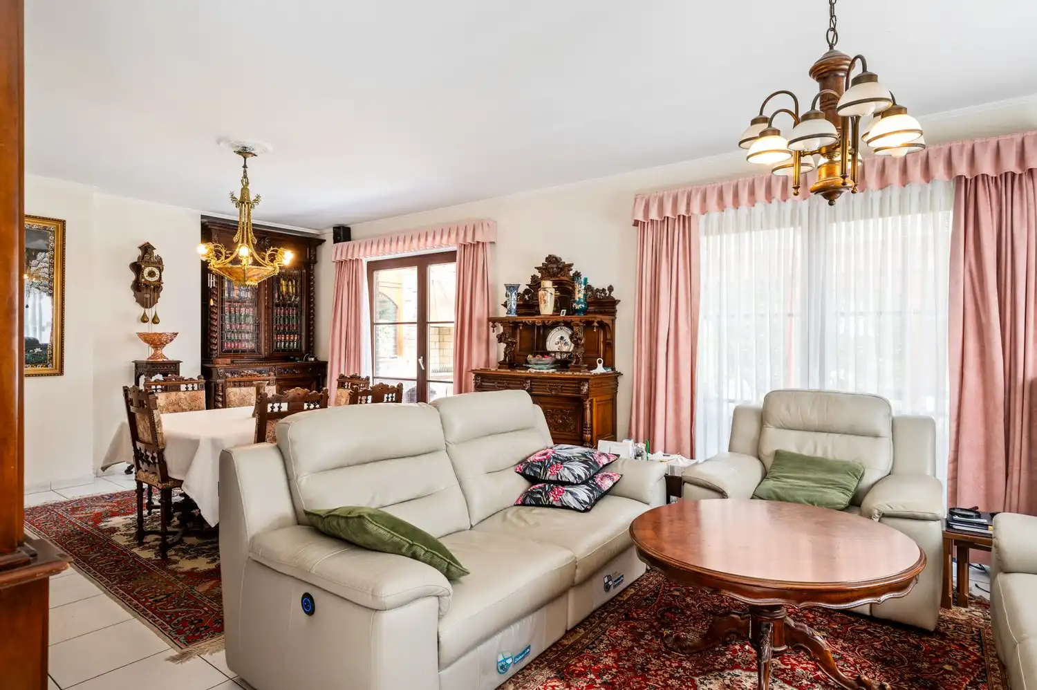 Ruime gezinswoning met 3 slaapkamers, veranda, garage en zonnige tuin foto 5