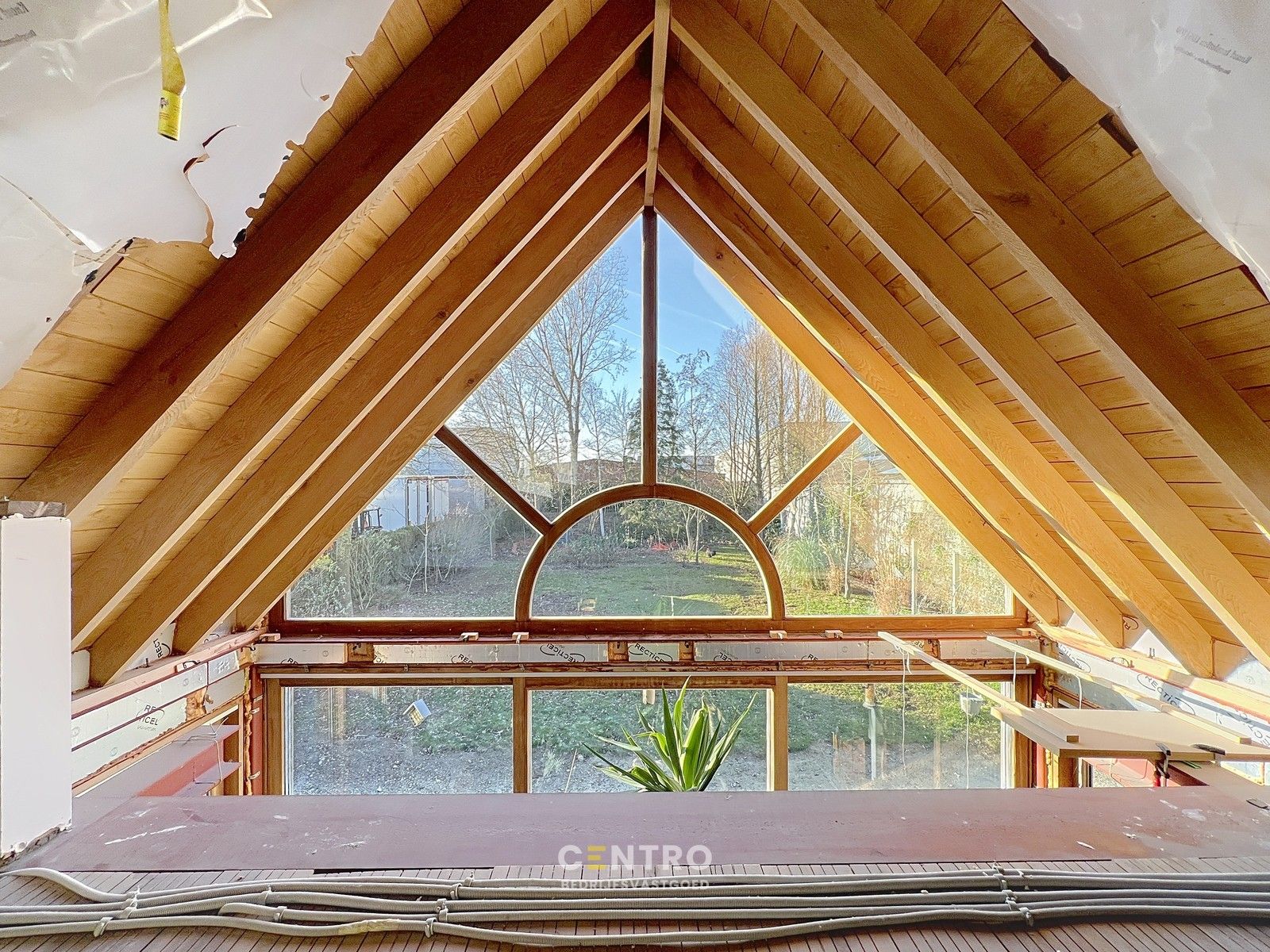 Zeldzame opportuniteit: LOODS/ATELIER 516 m² + ruime ALLEENSTAANDE woning 250 m² op rustig bedrijventerrein vlakbij Roeselare (EPC: A) ! foto 24