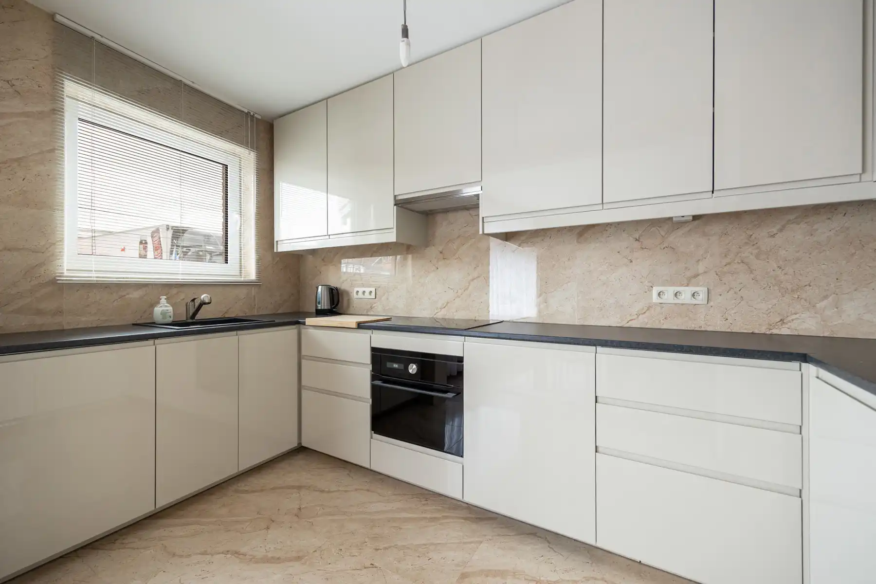 Gerenoveerd app met 2slk en garage foto 13