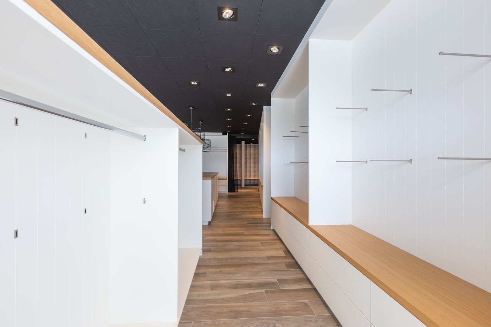 Grote eigendom met winkel, 2 appartement én prachtige loods foto 11